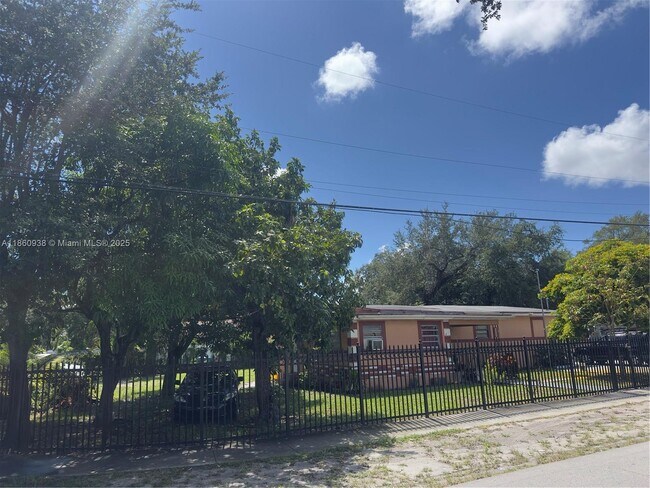 2490 NW 97th St in Miami, FL - Foto de edificio - Building Photo