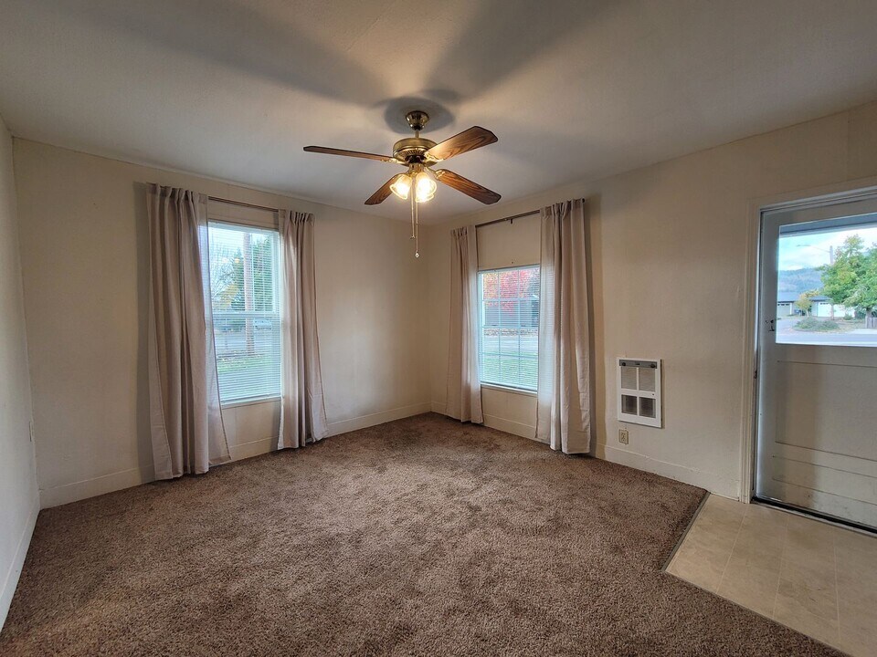 6545 Thurston Rd in Springfield, OR - Building Photo