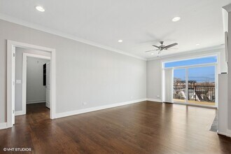 3047 N Oakley Ave, Unit #401 in Chicago, IL - Building Photo - Building Photo