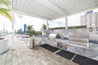 1904 S Ocean Dr in Hallandale Beach, FL - Building Photo - Building Photo