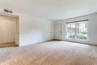 7904 Royal Ln in Dallas, TX - Foto de edificio - Building Photo