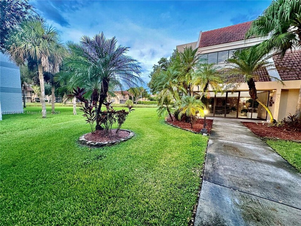 210 Lakeview Dr in Weston, FL - Building Photo