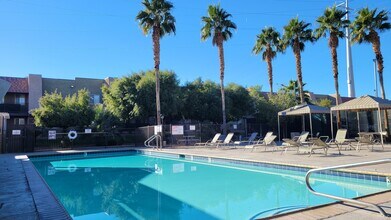 5251 Indian River Dr in Las Vegas, NV - Foto de edificio - Building Photo