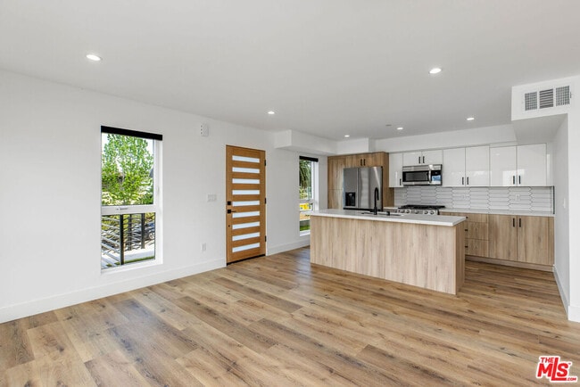 property at 571 Mariposa Ave