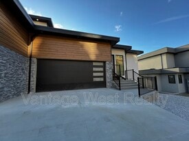3661 Apple Way Blvd in West Kelowna, BC - Building Photo