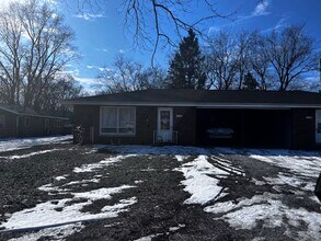 2320 Springfield Rd in East Peoria, IL - Building Photo - Building Photo