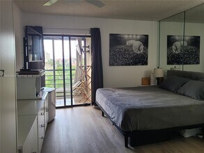 2306 S Cypress Bend Dr in Pompano Beach, FL - Building Photo - Building Photo