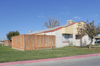 Firebaugh Family Apartments in Firebaugh, CA - Foto de edificio - Building Photo