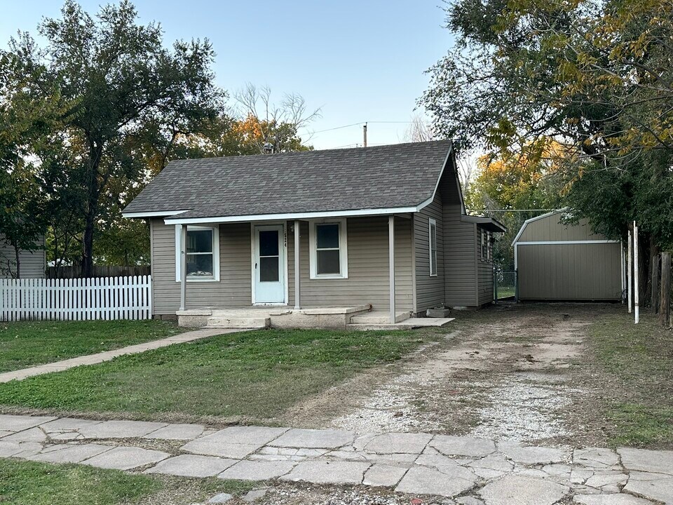 1524 E 3rd Ave in Hutchinson, KS - Building Photo