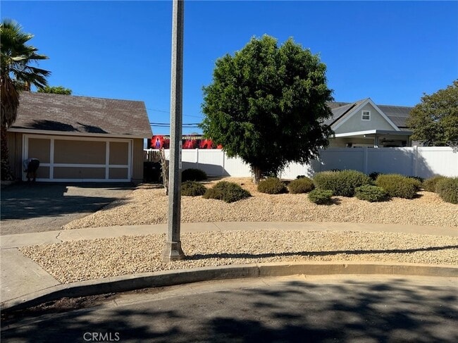 421 Royal Cir, Unit 5 in Corona, CA - Foto de edificio - Building Photo