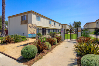 Villa West Apartments in Costa Mesa, CA - Building Photo - Building Photo