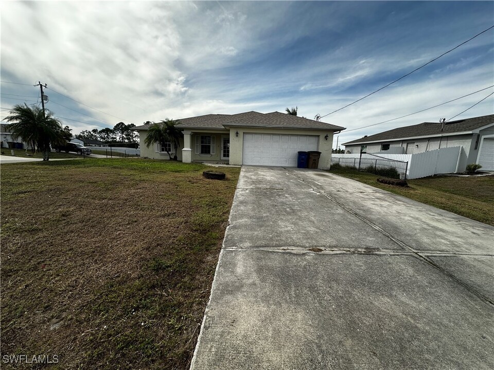 1912 Sunshine Blvd S in Lehigh Acres, FL - Building Photo