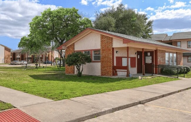 1100 Austin St in Sanger, TX - Building Photo - Building Photo