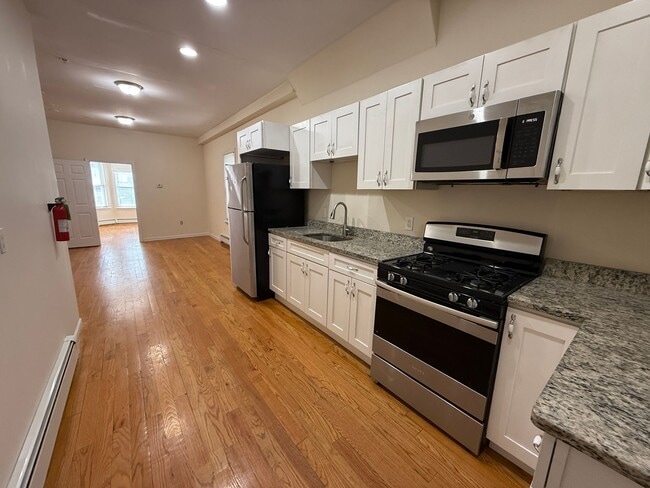 16 Chelsea St, Unit #1 in Boston, MA - Building Photo - Building Photo