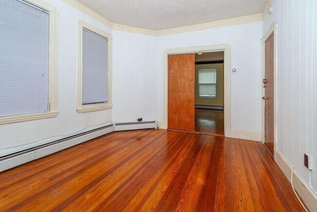 137 Saratoga St, Unit #2nd Fl in Boston, MA - Building Photo - Building Photo