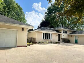 28W775 Grommon Rd in Naperville, IL - Building Photo - Building Photo