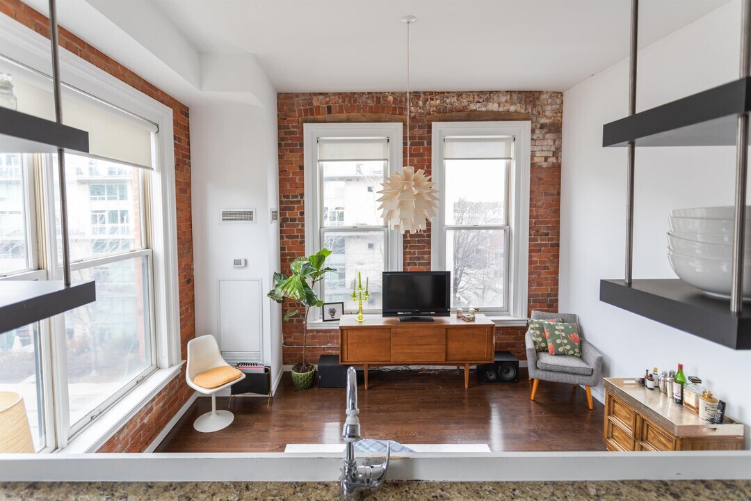 915 King St W in Toronto, ON - Building Photo