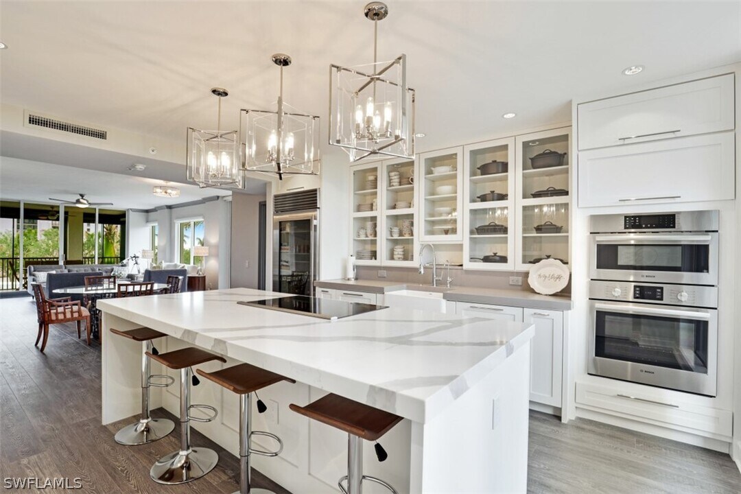 8720 Bay Colony Dr in Naples, FL - Building Photo