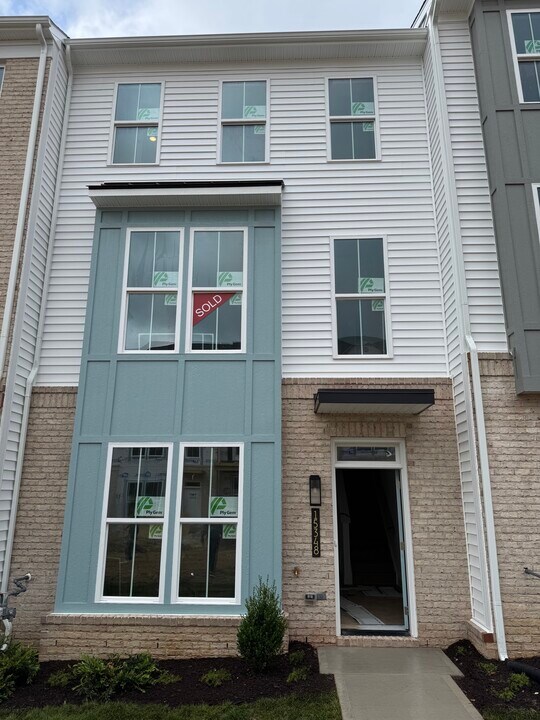 15348 Oasis Sun Aly in Midlothian, VA - Foto de edificio