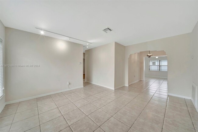 360 SW 48th Ave in Coral Gables, FL - Foto de edificio - Building Photo