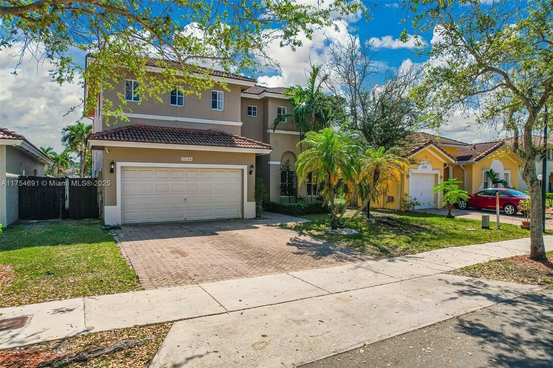 13168 SW 143rd Terrace in Miami, FL - Foto de edificio