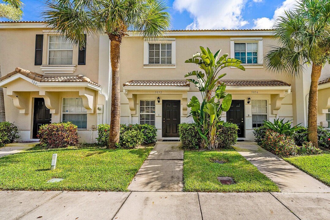 5052 Palmbrooke Cir in West Palm Beach, FL - Building Photo