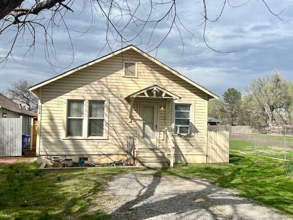 901 E Apache St in Norman, OK - Building Photo
