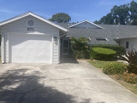 571 Milburne Close, Unit Daventry Square in Palm Harbor, FL - Building Photo