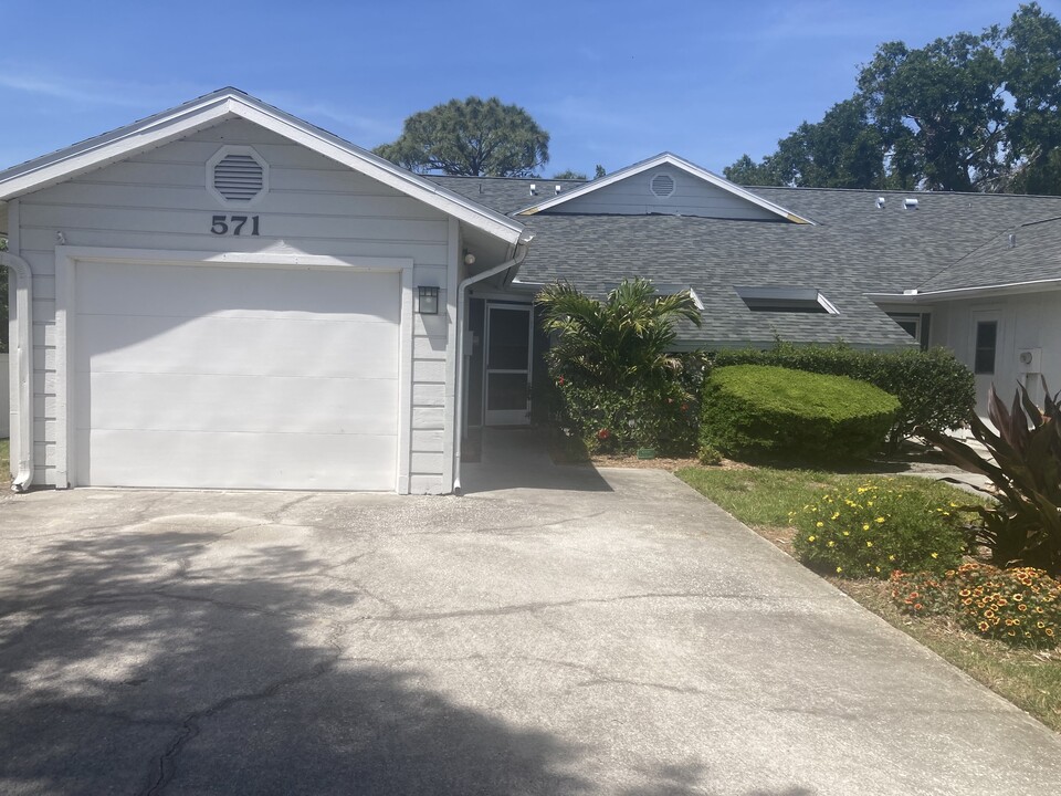 571 Milburne Close, Unit Daventry Square in Palm Harbor, FL - Building Photo