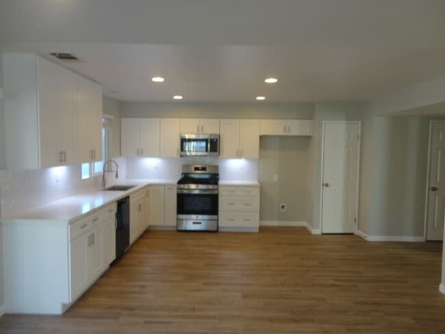 38319 Armstrong Dr in Palmdale, CA - Foto de edificio - Building Photo