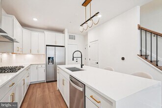 19820 Lavender Dust Sq in Ashburn, VA - Building Photo - Building Photo