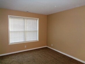 1226 Burr Oak Ct in Greenwood, IN - Foto de edificio - Building Photo