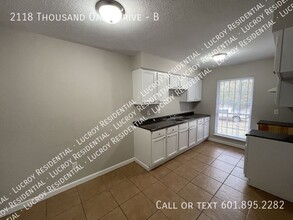 2118 Thousand Oaks Dr in Jackson, MS - Building Photo - Building Photo