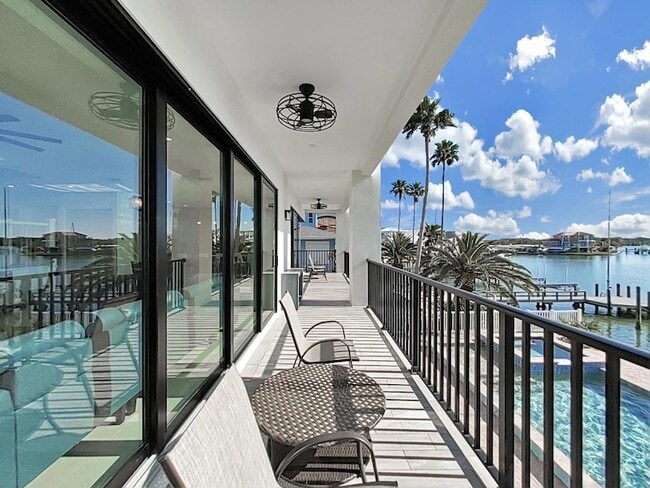 882 Bay Point Dr, Unit 5 in Madeira Beach, FL - Building Photo - Building Photo