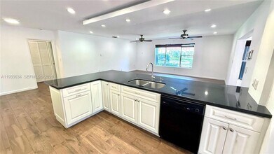 11890 SW 72nd Pl in Miami, FL - Building Photo - Building Photo