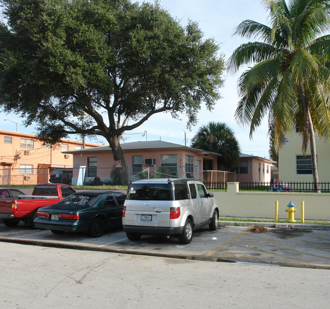 2115 NE 169th St in Miami, FL - Building Photo - Building Photo