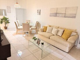 9443 Fontainebleau Blvd in Miami, FL - Building Photo