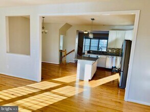 15811 Bobolink Dr in Woodbridge, VA - Foto de edificio - Building Photo