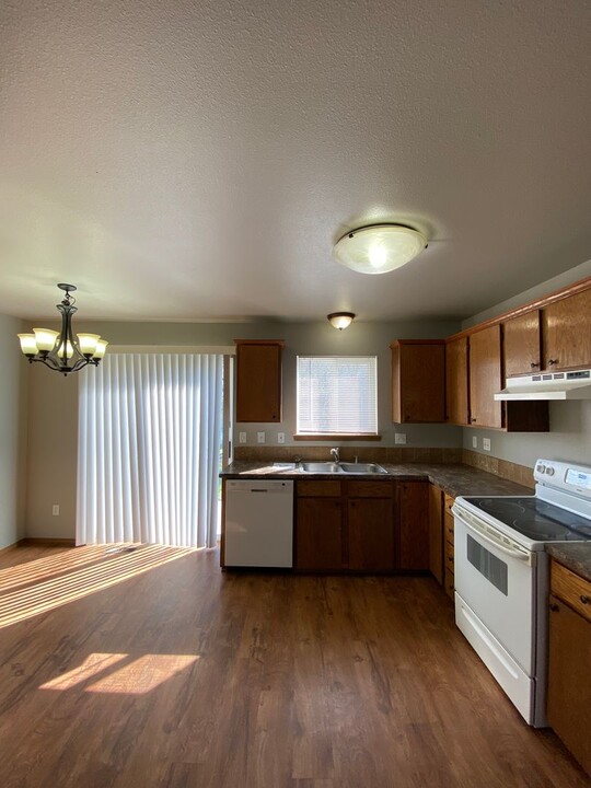 3413 Cascade Loop in Yakima, WA - Building Photo