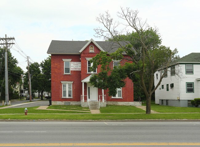 68 Broad St in Plattsburgh, NY - Foto de edificio - Building Photo