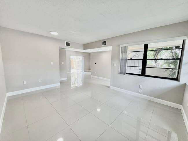 3840 SW 52nd Ave in Hollywood, FL - Building Photo - Building Photo