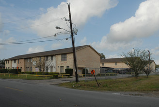 Laurel Square Townhomes in Beaumont, TX - Building Photo - Building Photo