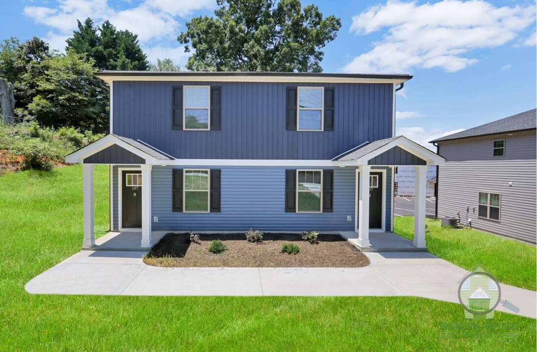 107 Sitton Dr in Easley, SC - Building Photo