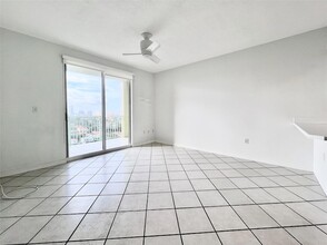 3500 Coral Wy, Unit 1211 in Miami, FL - Building Photo - Building Photo