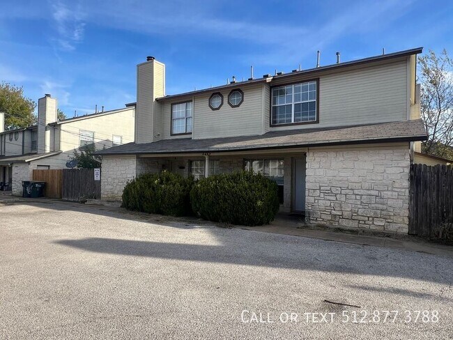 2213 Creekside Ln-Unit -B in Georgetown, TX - Foto de edificio - Building Photo