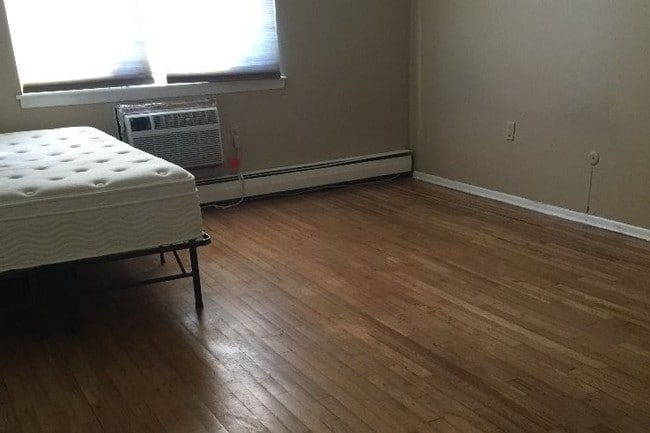 38 Woodedge Ave, Unit 2 in Edison, NJ - Foto de edificio - Building Photo