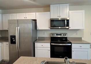 3712 Celesta Vis Ave in Henderson, NV - Foto de edificio - Building Photo