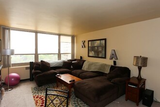3950 N Lake Shore Dr, Unit G02C in Chicago, IL - Building Photo - Building Photo