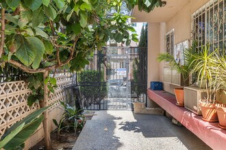 7162 Hawthorn Ave in Los Angeles, CA - Foto de edificio - Building Photo