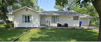 110 N 2nd Ave W in Hartley, IA - Building Photo